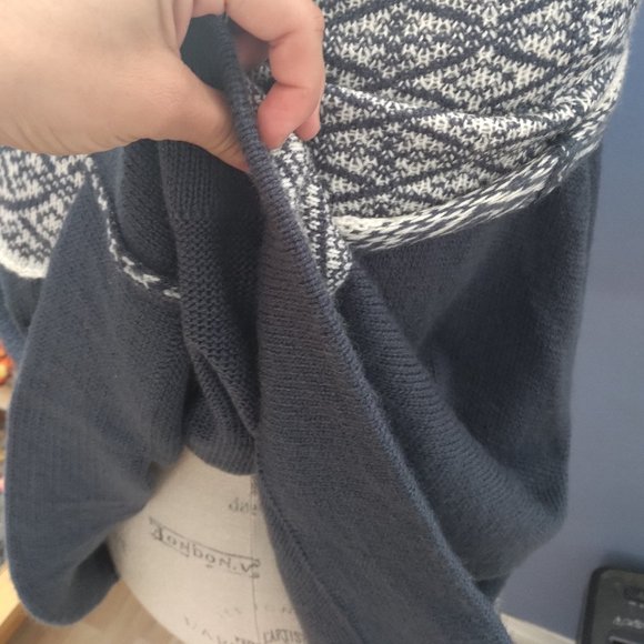 Handmade sweater cape - Picture 3 of 4